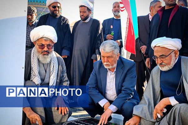 وزیر فرهنگ و ارشاد اسلامی غبار از مزار شهدای امامزاده سید حمزه کاشمر برداشت