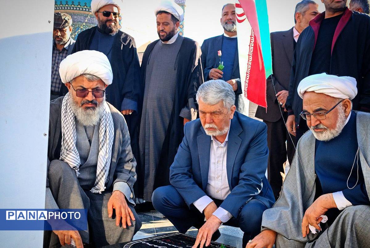 وزیر فرهنگ و ارشاد اسلامی غبار از مزار شهدای امامزاده سید حمزه کاشمر برداشت