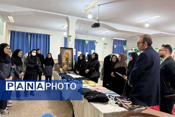 آیین افتتاحیه نمایشگاه هنری «ماها» در هنرستان شهید تاجیک بهارستان‌دو