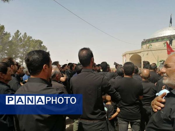 مراسم سنتی سینه زنی در روز عاشورای حسینی در روستای نقاب
