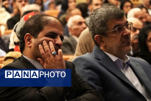 سند هویتی استاد ایرج افشار در یزد رونمایی شد