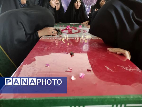 استقبال پرشور از شهید گمنام در هنرستان زهرای مرضیه بندرعباس