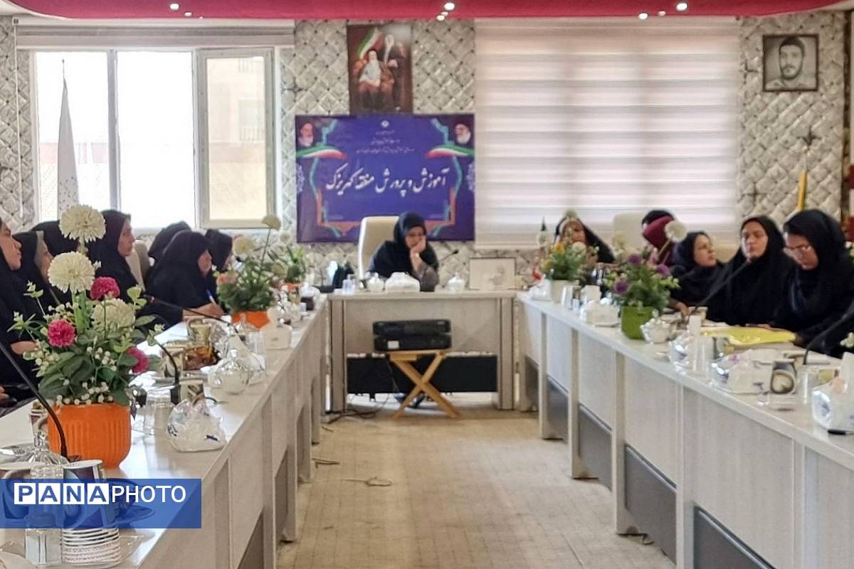 برگزاری کارگاههای آموزشی مهارت ارتباط مؤثر و سبک زندگی اسلامی-ایرانی ویژه رابطین امور بانوان منطقه کهریزک
