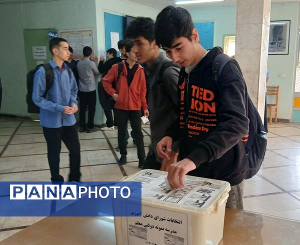 برگزاری بیست‌وهشتمین دوره شورای دانش‌آموزی دبیرستان نمونه دولتی معلم شهرستان ساوجبلاغ