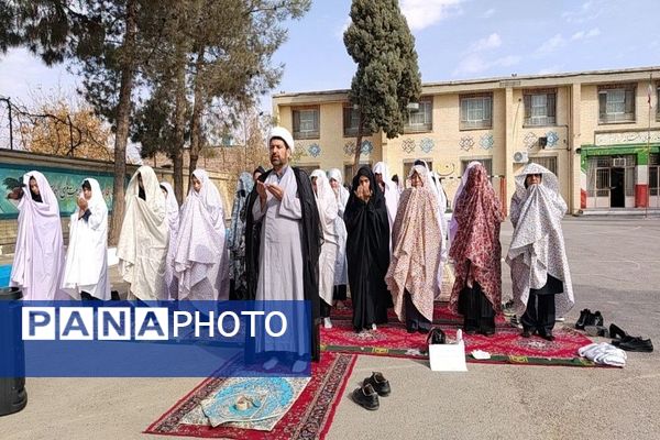 اقامه نماز باران در دبیرستان شهید مجید دهنوی نیشابور 