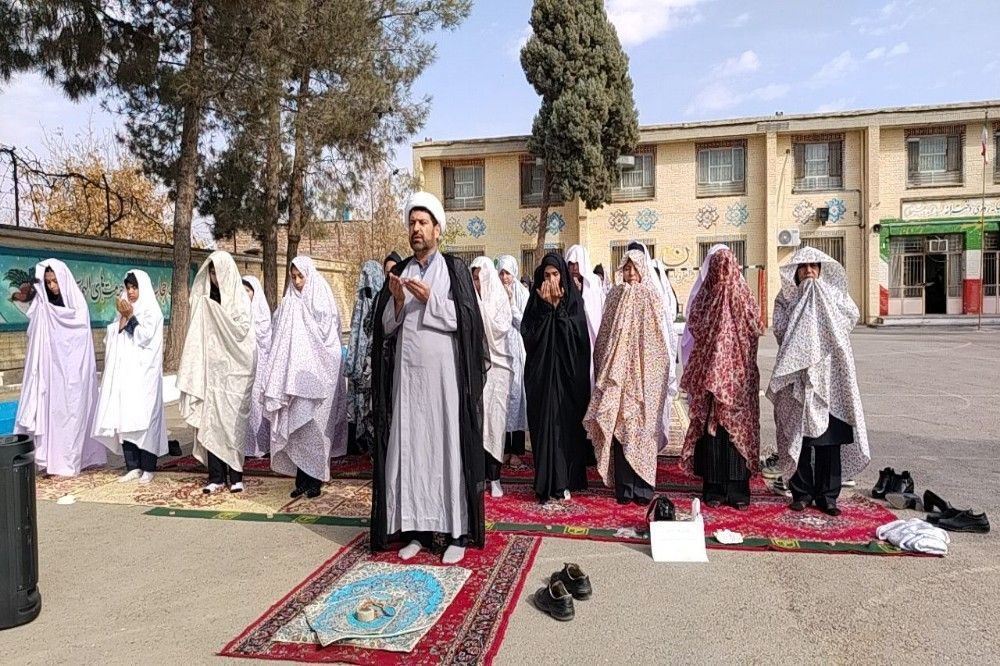 اقامه نماز باران در دبیرستان شهید مجید دهنوی نیشابور 