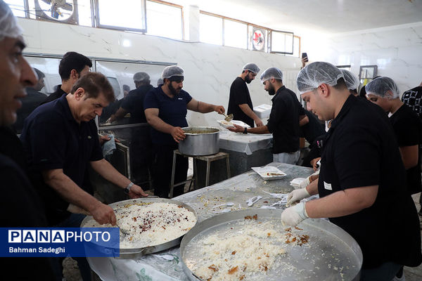 آیین سنتی توزیع نذری در روستای باغملک اصفهان