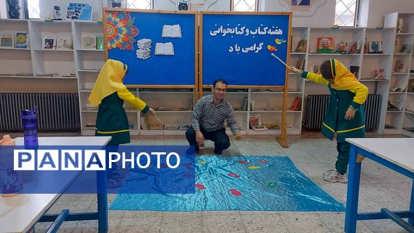 دوستی دانش‌آموزان با کتاب به‌مناسبت هفته‌ کتاب‌ و‌ کتابخانی