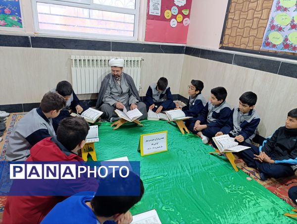 برگزاری نماز جماعت و محفل انس با قرآن در دبستان معلم 2 آشخانه 