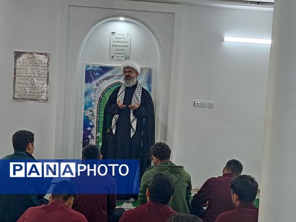اقامه نماز جماعت به امامت امام جمعه کاشمر در دبیرستان نمونه آیت الله خامنه‌ای 