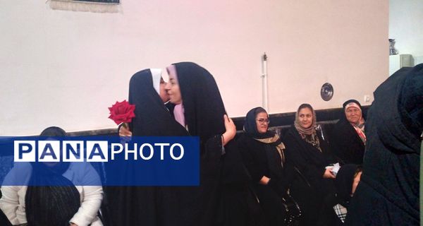 بوسه بر دستان مادر در دبیرستان والدین آناخاتون