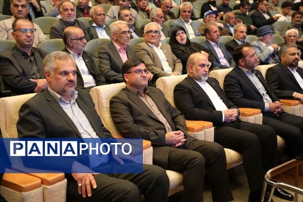 آیین بزرگداشت مردان نامدار با حضور چهره‌های فرهنگی و هنری در فرهنگسرای شهرکرد 