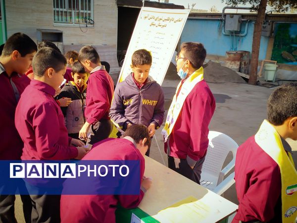 مدرسه میثاق کاشمر شاهد رقابت انتخاباتی دانش آموزان برای مدیریت مدرسه بود