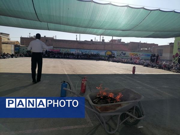 آموزش اطفاء حریق در مدرسه ناهید نخودی