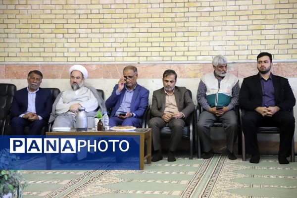 نشست پرسش و پاسخ با حضور نماینده ولی فقیه در استان و امام جمعه در دبیرستان نمونه فرهنگ