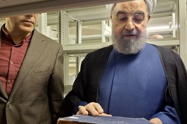 حسن روحانی کتابخانه‌اش را اهدا کرد