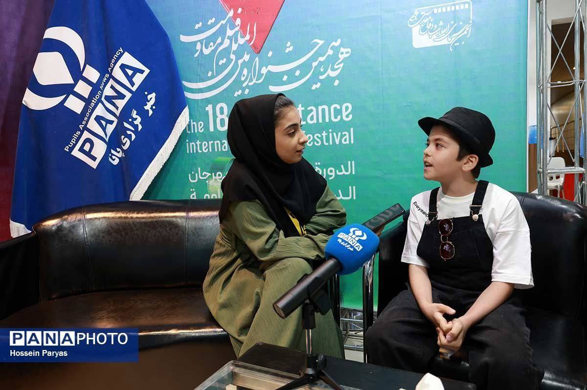 نریمان علی لیواری؛ کودکِ عاشق بازیگری که با صحنه تئاتر دوست صمیمیست