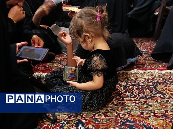 حضور کودکان در مراسم شب ششم محرم در حسینیه حیدری شهرستان کاشمر 