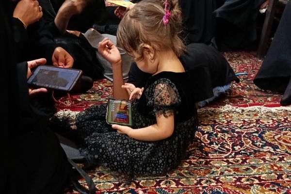 حضور کودکان در مراسم شب ششم محرم در حسینیه حیدری شهرستان کاشمر 