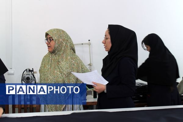 هنرستانی ها در نقش تولید کننده،دوخت لباس فرم دانش آموزان به دست هنرستانی های قدس