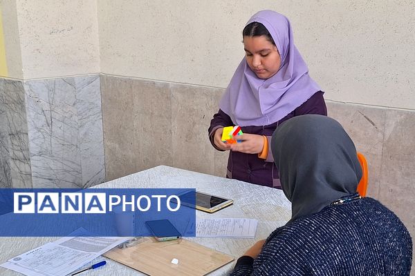 تصاویری زیبا از تمرکز دانش‌آموزان دختر در المپیاد رویش ناحیه۳ شیراز 
