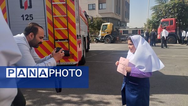 تقدیر دانش آموزان دبستان سرای دانش از قهرمانان بی ادعا در روز آتش نشانی