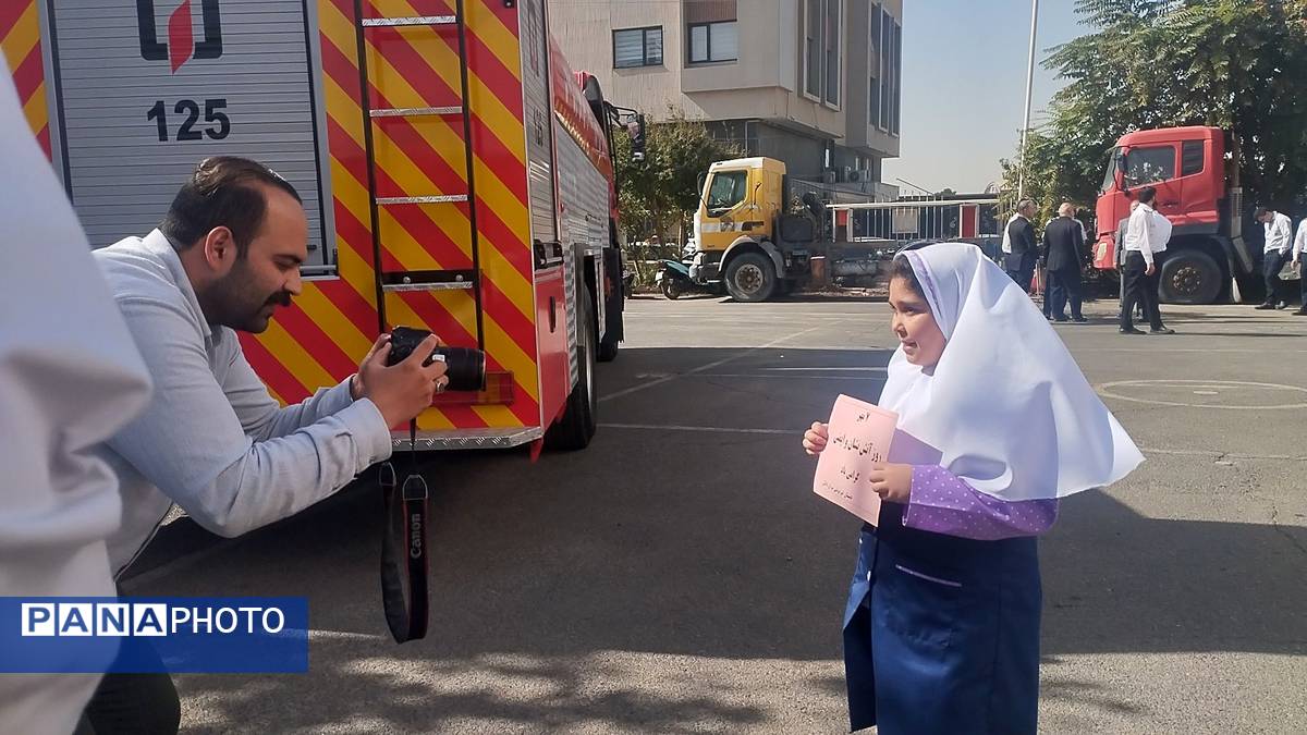 تقدیر دانش آموزان دبستان سرای دانش از قهرمانان بی ادعا در روز آتش نشانی