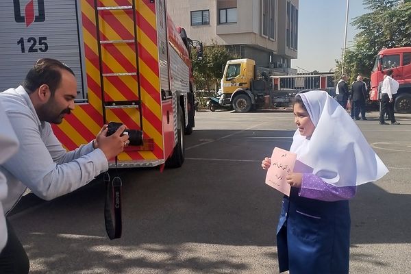 تقدیر دانش آموزان دبستان سرای دانش از قهرمانان بی ادعا در روز آتش نشانی