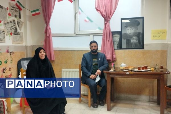 به نمایش گذاشتن گوشه ای از برکات انقلاب اسلامی در مدرسه انقلاب دبیرستان حق شناس2