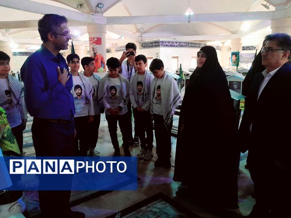 تجدید میثاق مدیرکل امور شاهد و ایثارگران وزارت آموزش و پرورش از شهدا در بوشهر