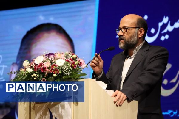 سند هویتی استاد ایرج افشار در یزد رونمایی شد