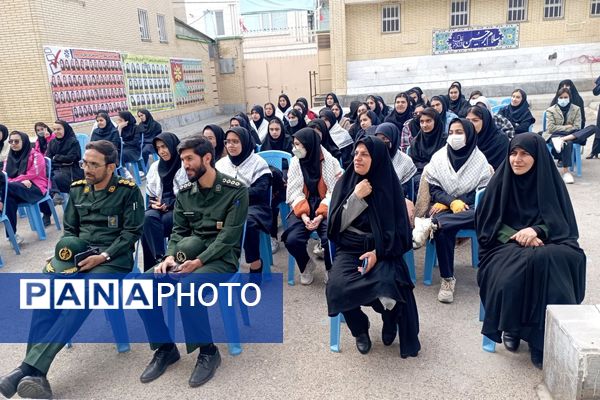 تجلیل از فرمانده واحد بسیج دانش‌آموزی دبیرستان فرزانگان قوچان 