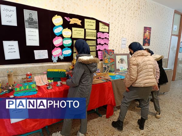 نمایشگاه هفته پژوهش در مدرسه پروین‌اعتصامی 