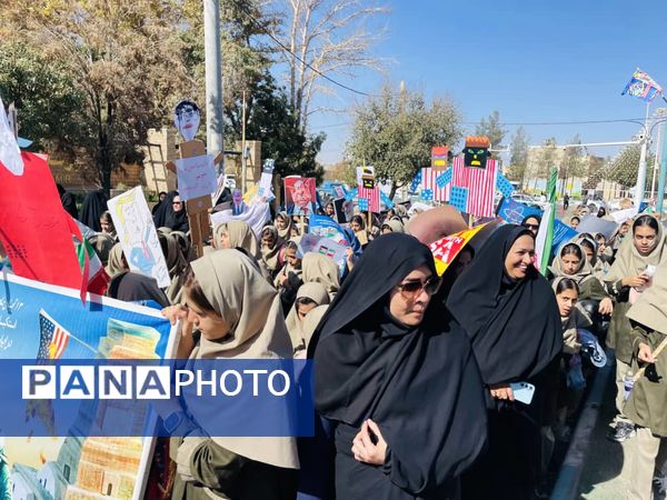 حضور پرشور دانش آموزان مدارس شهرستان خاتم در راهپیمایی ۱۳ آبان 