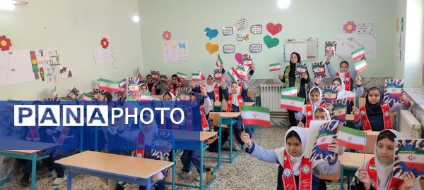 توزیع کتاب « از ایرانمان دفاع می کنیم » در بین دانش‌آموزان پیشتاز مدرسه شهید خاقانی شهرستان شیروان