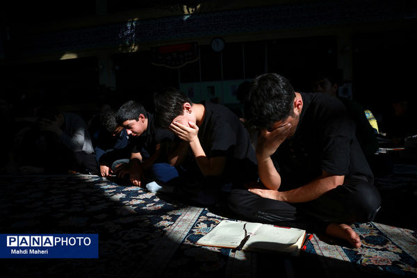 اعتکاف دانش‌آموزی در مسجد قمربنی هاشم (ع)