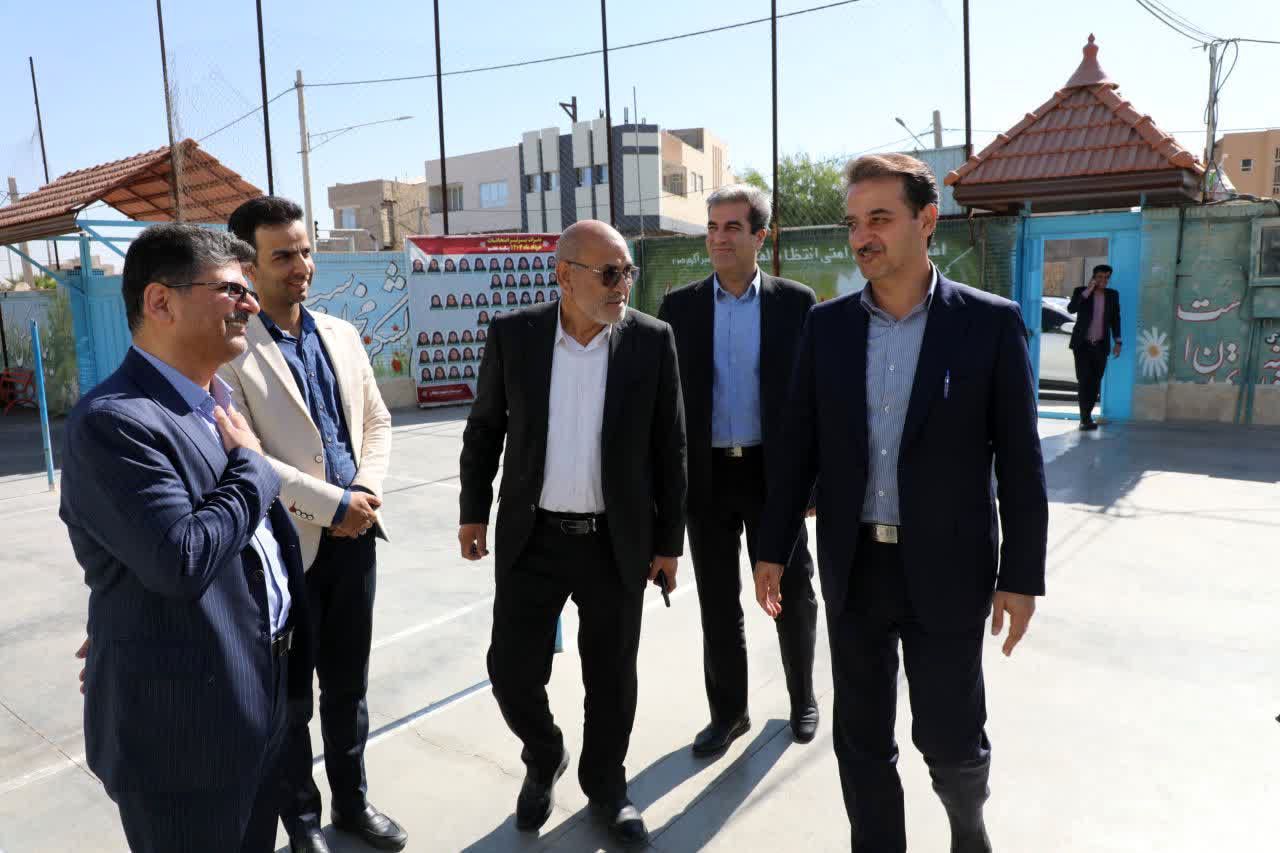 بازدید معاون استاندار یزد از دبیرستان دخترانه شهید دهقان