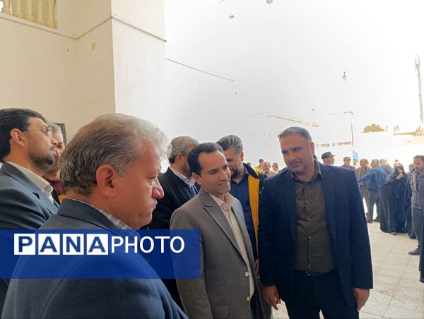 بازدید مسئولان از نمایشگاه فعالیت‌های ادارات شهرستان خلیل آباد
