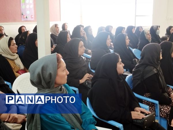 جلسه آموزش خانواده ویژه والدین پایه هفتم در کاشمر