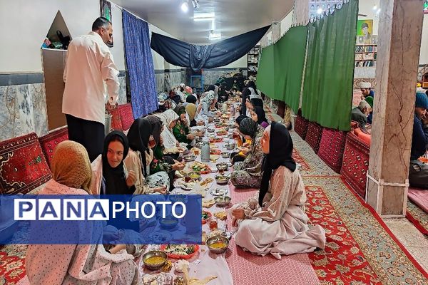 اعتکاف دانش‌آموزی در مسجد جامع شهر بار نیشابور 