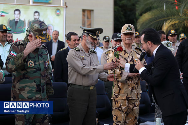 سالروز اهدای پرچم و نشان توسط فرماندهی معظم کل قوا به ارتش