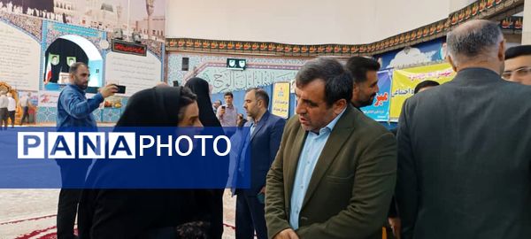 برپایی میز خدمت ادارات در مصلای نماز جمعه شهرستان محمودآباد