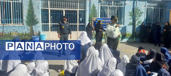 بازدید سبزپوشان نیروی انتظامی با دانش‌آموزان مدرسه ربابه هاشمیان یزدی