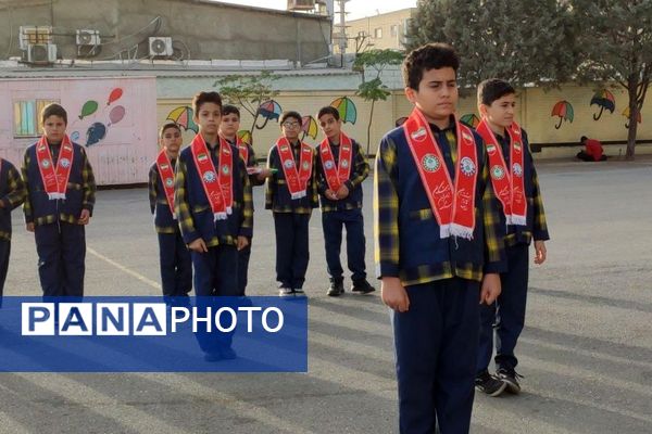 دانش‌آموزان دبستان معمارزاده در سیزده آبان