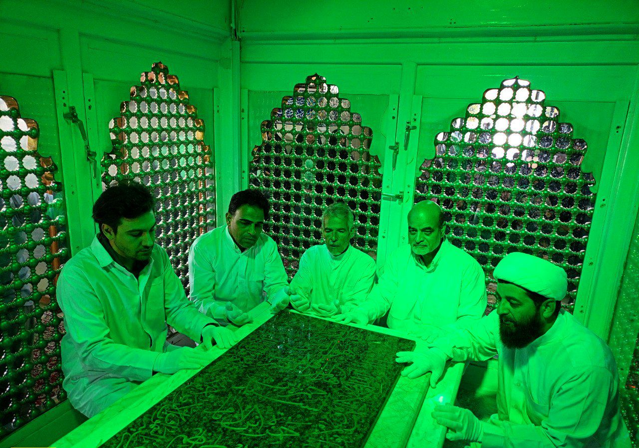 غبارروبی مزار امامزاده سید حمزه کاشمر