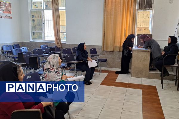 دیدار اولیا و معلمان در جهت بررسی وضعیت تحصیلی دانش‌آموزان 