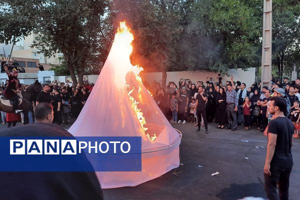 عشاق دلسوخته سیدالشهدا شام غریبان را با آتش زدن خیمه‌‌ها به پایان رساندند