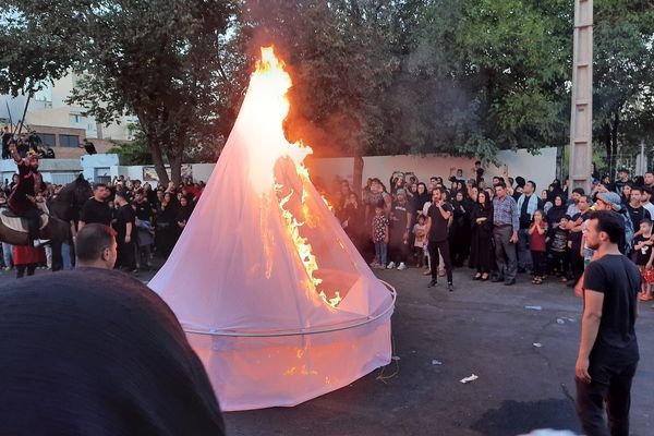 عشاق دلسوخته سیدالشهدا شام غریبان را با آتش زدن خیمه‌‌ها به پایان رساندند