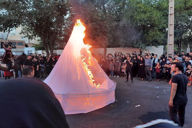 عشاق دلسوخته سیدالشهدا شام غریبان را با آتش زدن خیمه‌‌ها به پایان رساندند