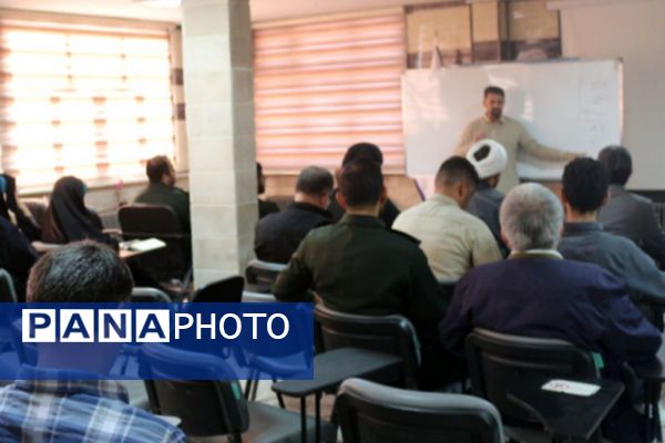 پیوند مهارت و معرفت در آموزش و پرورش فیروزکوه به همراه تلاوت زیارت عاشورا و کارگاه اسنپ‌بک 